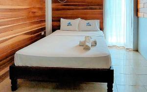 ein Schlafzimmer mit einem Bett mit zwei Handtüchern darauf in der Unterkunft RedDoorz @ Almari Beach Resort Tawi-Tawi 
