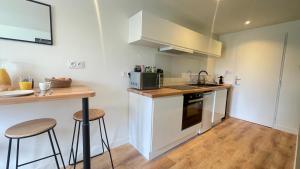 Köök või kööginurk majutusasutuses Le Vert’ueux - Appartement tout équipé à Niort