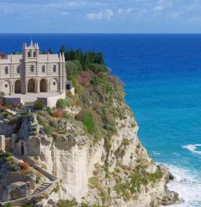 a house on a cliff next to the ocean at Martiroom in Gasponi