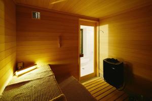 的住宿－MUSIRO STAY and SAUNA，一间小房间,在木板房里配有一张床