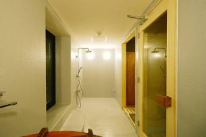 的住宿－MUSIRO STAY and SAUNA，设有带步入式淋浴间和步入式淋浴间的浴室