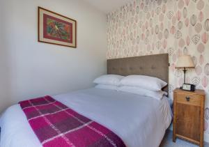 スキップトンにあるLorna Loomのベッドルーム1室(紫の毛布が敷かれたベッド1台付)