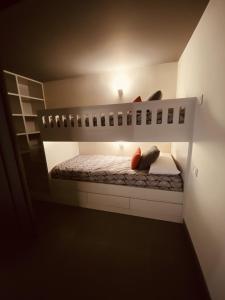 A bed or beds in a room at El Higuerón con Vistas al Mar