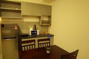 una piccola cucina con tavolo e frigorifero di Bs115- KLIA- SELFCHECK-IN- WIFI- NETFLIX- PARKING- SEPANG, 5071 a Sepang