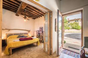 een slaapkamer met een bed en een glazen schuifdeur bij Il Botteghino in Siena