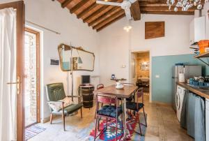 een keuken met een tafel en stoelen in een kamer bij Il Botteghino in Siena