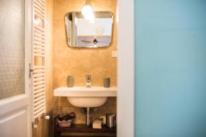 een badkamer met een wastafel en een spiegel bij Il Botteghino in Siena