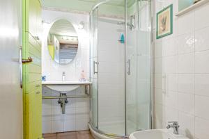 bagno con lavandino e doccia di Piccola casa immersa nel verde a Quercianella