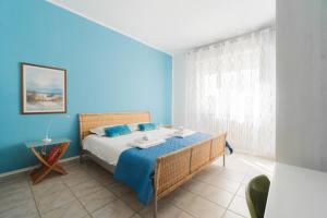 Un pat sau paturi într-o cameră la Viale della Repubblica free parking e Wifi 1 minute to Garda Lake