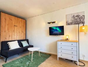 - un salon avec un canapé et une commode dans l'établissement Charmant studio à 200m du Gardon, à Remoulins