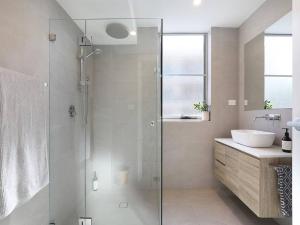 Kamar mandi di Lavish 3-bedroom ocean apartment in Wollongong