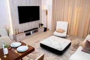 TV a/nebo společenská místnost v ubytování 5 Star Leaving in heart of Dubai