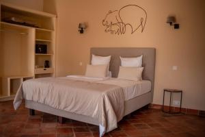 アルーシャにあるKili Seasons Hotelのベッドルーム1室(ベッド1台、壁に熊ステッカー付)