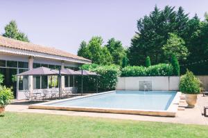 - une piscine dans l'arrière-cour d'une maison dans l'établissement Domaine de Blanche Fleur, à Châteauneuf-de-Gadagne