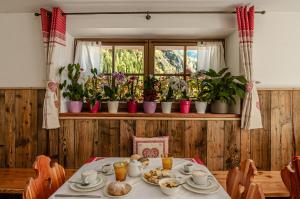 a dining room with a table with food on it at Hotel Chalet val di Rabbi in Rabbi