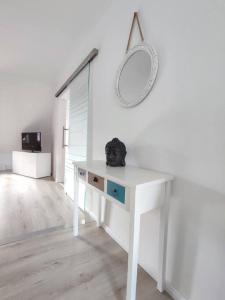 a white dressing table with a mirror on a wall at 'BRIGHT 1' Innenstadtlage, ruhige, schöne, helle 3ZKB WLAN in Herford