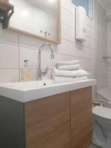 bagno con lavandino e servizi igienici di 'BRIGHT 1' Innenstadtlage, ruhige, schöne, helle 3ZKB WLAN a Herford