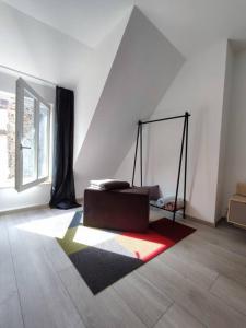 Habitación con silla y alfombra en el suelo en 'BRIGHT 1' Innenstadtlage, ruhige, schöne, helle 3ZKB WLAN en Herford