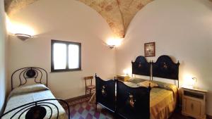 1 dormitorio con 2 camas y ventana en Casa Marieli - A 50 Metri Dal Mare, Con Spazio Esterno en Gagliano del Capo