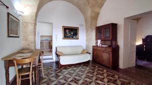 sala de estar con mesa y sofá blanco en Casa Marieli - A 50 Metri Dal Mare, Con Spazio Esterno en Gagliano del Capo