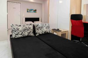 - une chambre avec un lit noir et une chaise rouge dans l'établissement Luxury studio in downtown (4), à Thessalonique