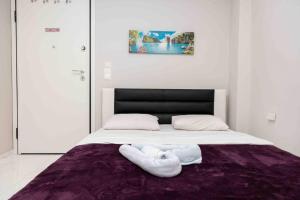 - une chambre avec un lit et 2 serviettes dans l'établissement Luxury studio in downtown (4), à Thessalonique
