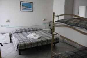 een kamer met 2 stapelbedden in een ziekenhuis bij Residence Le Vele in Cattolica