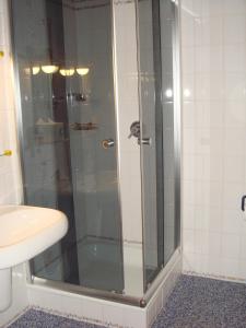 um chuveiro com uma porta de vidro na casa de banho em Ferienwohnung-Barrique em Neustadt an der Weinstraße