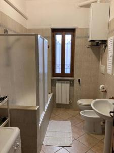 ファザーノにあるVilla Ninaのバスルーム(シャワー、トイレ、シンク付)