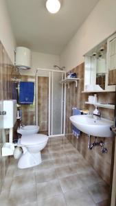bagno con 2 lavandini, servizi igienici e doccia di Casa Marieli - A 50 Metri Dal Mare, Con Spazio Esterno a Gagliano del Capo