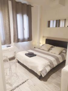 1 dormitorio blanco con 2 camas y ventana en Appartamento in via San Gallo, en Florencia