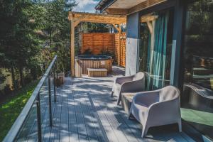 Balkon lub taras w obiekcie Czarne Wierchy jacuzzi - Luxury Chalets Kościelisko