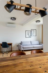 een woonkamer met een tafel en stoelen en een bank bij Villa Ecija in Trogir