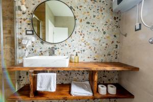 een badkamer met een wastafel en een spiegel bij Villa Ecija in Trogir