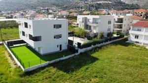 een luchtzicht op een huis met een groen gazon bij Villa Ecija in Trogir