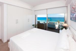 1 dormitorio con 1 cama blanca grande y vistas al océano en Apartment Marina - Beachfront, en Protaras 30 fotos más