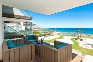 balcón con vistas a la playa y al océano en Apartment Marina - Beachfront, en Protaras