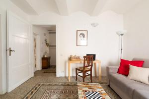 - un salon avec un canapé et une table dans l'établissement Noi 2 Vacanze ORBETELLO CENTRO, à Orbetello