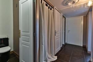 Ένα μπάνιο στο Bel appartement à proximité de toutes les commodités +41 φωτογραφίες