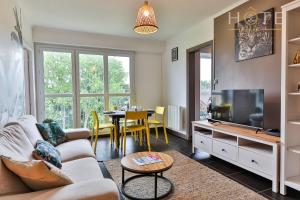 Μια τηλεόραση ή/και κέντρο ψυχαγωγίας στο Bel appartement à proximité de toutes les commodités
