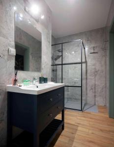 華沙的住宿－WAW Apartament Ursynow，一间带水槽和淋浴的浴室