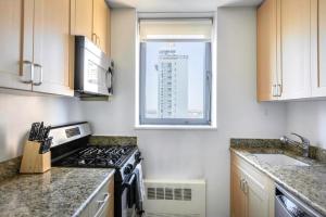 Η κουζίνα ή μικρή κουζίνα στο Sq 1BR w Great views Indoor pool NYC-29 +15 φωτογραφίες