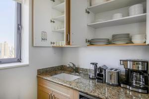 Η κουζίνα ή μικρή κουζίνα στο Sq 1BR w Great views Indoor pool NYC-29