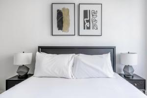 Ένα ή περισσότερα κρεβάτια σε δωμάτιο στο Sq 1BR w Great views Indoor pool NYC-29