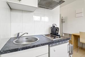 cocina con fregadero y encimera en Excellent Connection-Central-Coffee-Washer en Basilea