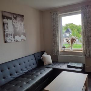 a living room with a couch and a window at Bi uns im Norden in Brunsbüttel