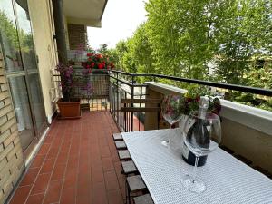 een balkon met twee wijnglazen op een tafel bij Ghita house luminoso appartamento a 700 m dal mare in Rimini