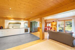 eine Küche und ein Wohnzimmer mit einem Sofa und einem Tisch in der Unterkunft Ferienwohnung im Hubertushof in Feldberg