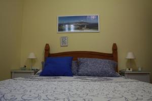 アルコス・デ・ラ・フロンテーラにあるCasas Lomas IIのベッドルーム(青い枕の大型ベッド1台付)
