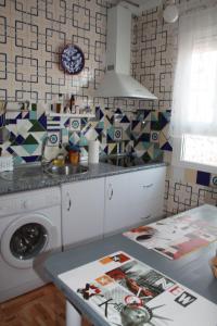 アルコス・デ・ラ・フロンテーラにあるCasas Lomas IIのキッチン(シンク、洗濯機付)